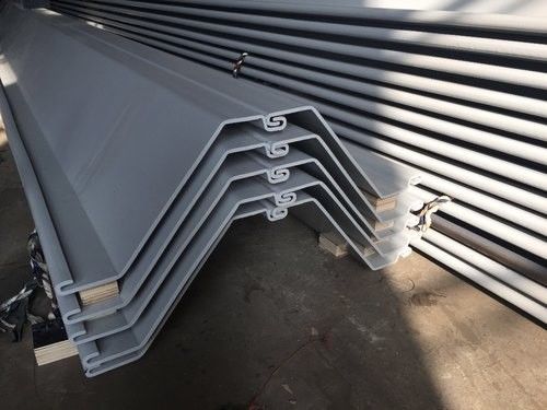 Cina En Standard Z Type Steel Sheet Piles Untuk Dinding Dermaga pemasok