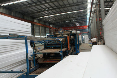 Cina Custom Pre-engineered Prefabricated Industrial Welding Metal Roofing Sheets System pemasok